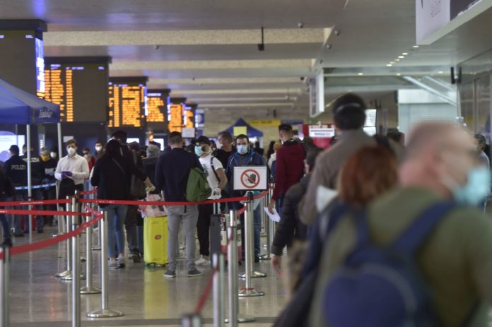 EMERGENZA CORONAVIRUS INIZIO FASE 2, TRASPORTO STAZIONE TERMINI GRUPPI DI PERSONE NON DISTANZIATE