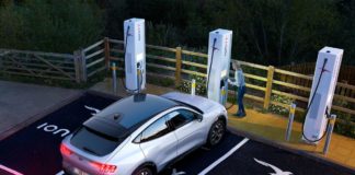 Mustang Mach-E, 119 km autonomia con 10′ di ricarica