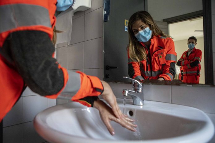 EMERGENZA CORONAVIRUS, LA ROUTINE DEI VOLONTARI DELLA CROCE VERDE