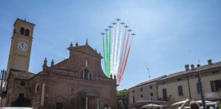 Le Frecce Tricolori sorvolano Milano e Codogno
