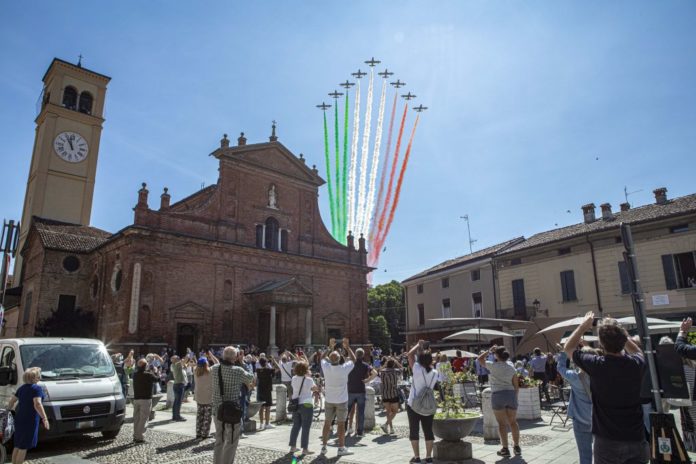 CORONAVIRUS, FASE DUE: FRECCE TRICOLORI SULLA PIAZZA CENTRALE DI CODOGNO