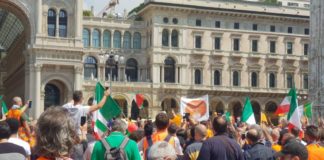 Gilet arancioni in piazza a Milano contro il governo
