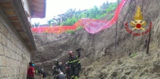 Frana travolge operai a Napoli, due morti