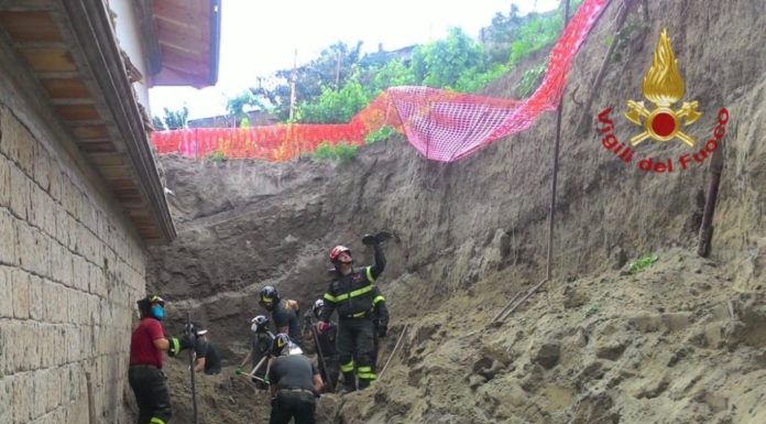 Frana travolge operai a Napoli, due morti