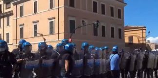 Tensione al Circo Massimo, lancio fumogeni durante manifestazione Fn