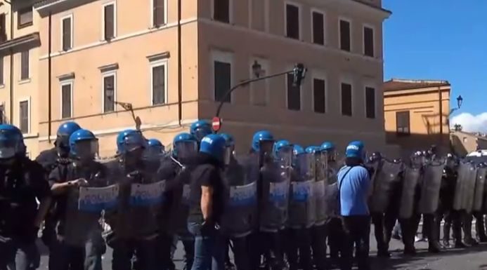 Tensione al Circo Massimo, lancio fumogeni durante manifestazione Fn