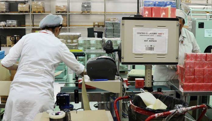 operai fabbrica donne al lavoro