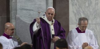 Papa “Rilanciare il cammino per la pace in Libia”