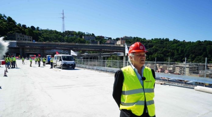 La prima auto ha attraversato il nuovo ponte di Genova