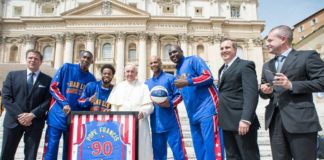 Asta solidale We Run Together, Papa dona maglia Globetrotters