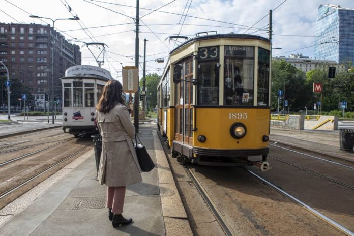 EMERGENZA CORONAVIRUS, ATM TRAM 33 DIREZIONE STAZIONE LAMBRATE APPLICATA SEGNALETICA DI DISTANZA DI SICUREZZA DAL CONTAGIO