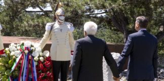 Incontro Mattarella e Pahor a Trieste, mano nella mano davanti a foiba