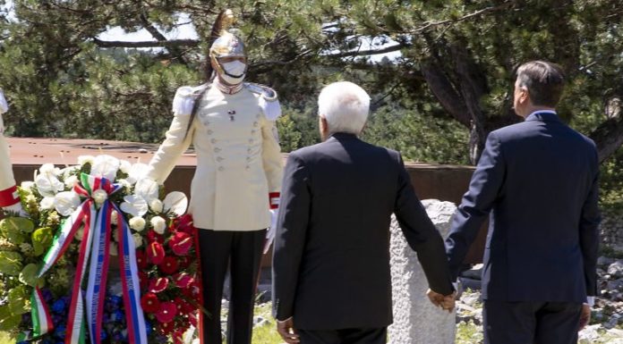 Incontro Mattarella e Pahor a Trieste, mano nella mano davanti a foiba