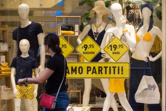 SALDI ESTIVI IN CENTRO STORICO A ROMA SHOPPING SCONTI ACQUISTI
