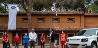 Nuova Defender con la livrea della Croce Rossa Italiana