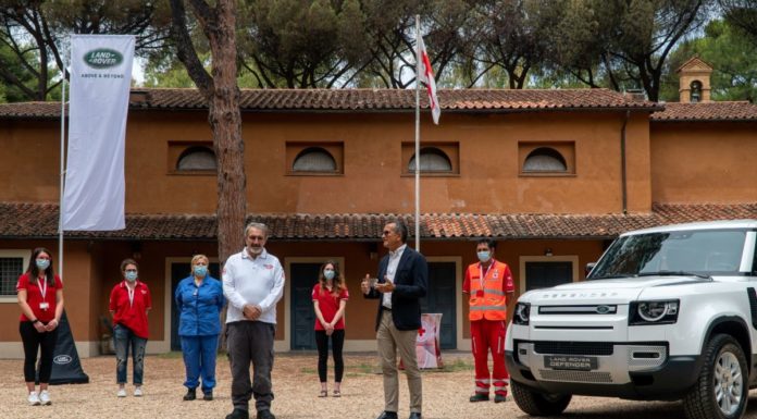 Nuova Defender con la livrea della Croce Rossa Italiana
