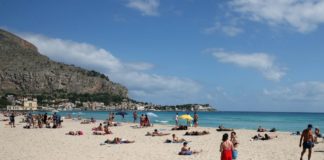 Misure anti Covid in spiagge libere siciliane