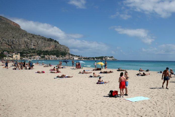 CONTROLLI DELLE FORZE DELL'ORDINE NELLA SPIAGGIA DI MONDELLO