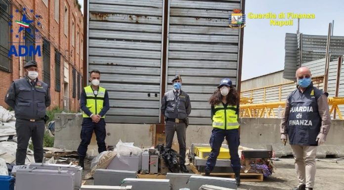 Napoli, sequestrate 42 tonnellate di rifiuti speciali diretti in Africa