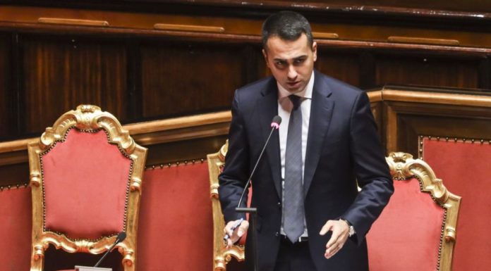 Immigrazione, Di Maio “E’ emergenza, vanno messi fuori uso i barconi”
