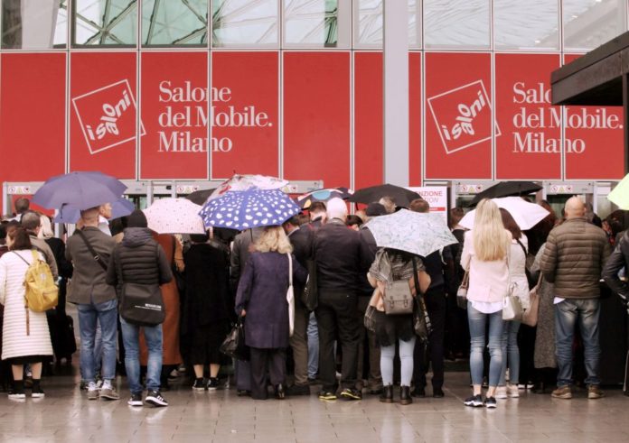 I VISITATORI RAGGIUNGONO IL SALONE DEL MOBILE