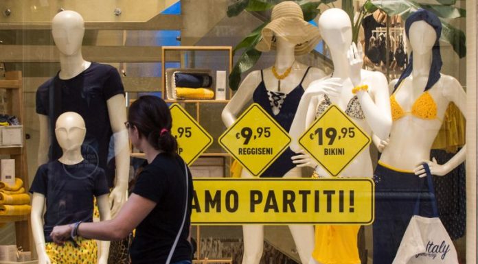 Saldi al via in tutta Italia, Confcommercio “Calo della spesa 40-50%”