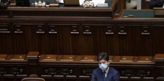 Covid, Speranza “Sui treni il distanziamento resta obbligatorio”