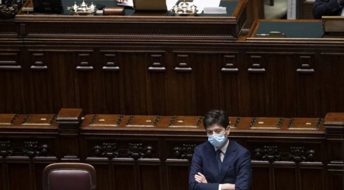 Covid, Speranza “Sui treni il distanziamento resta obbligatorio”