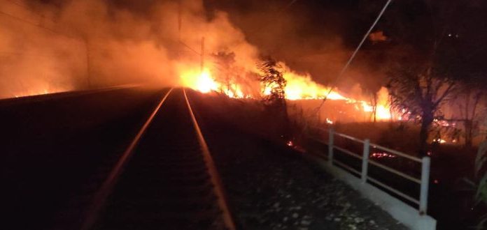Abruzzo nella morsa del fuoco, a L’Aquila fiamme fino al centro abitato