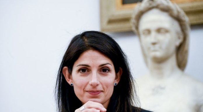 Roma, Raggi ai consiglieri M5s “Mi ricandido”