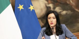 Scuola, Azzolina “No mascherina con distanziamento”