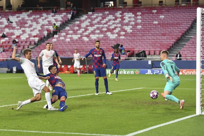 Fussball Champions League/ Viertelfinale/ FC Barcelona, Barca - FC Bayern Muenchen Thomas MUELLER l. (Müller, M) schiess