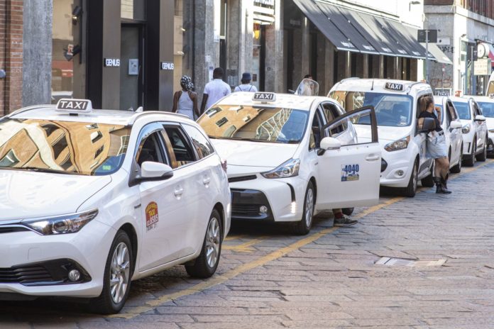 CORONA VIRUS FASE 3 CRISI TASSISTI FILE DI TAXI ATTENDO CLIENTI E TURISTI