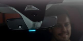 Opel Grandland X, una luce blu indica la modalità elettrica