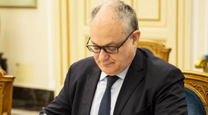 Gualtieri “Firmato il decreto per l’assunzione di 80 mila docenti”