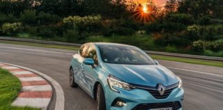 Renault Clio festeggia i 30 anni con la tecnologia E-Tech Hybrid