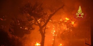 Incendio alle porte di Palermo, in 400 in fuga dalle case