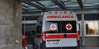 Albero cade su una tenda in un campeggio a Massa, muore bimba