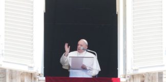 Papa “Croce non diventi monile o oggetto scaramantico”