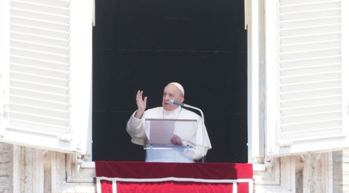 Papa “Croce non diventi monile o oggetto scaramantico”