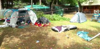 Albero su una tenda di un camping a Massa, morte due sorelline