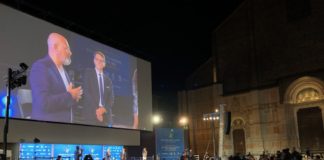 Coronavirus, a Bologna la pioggia non ferma cena di solidarietà