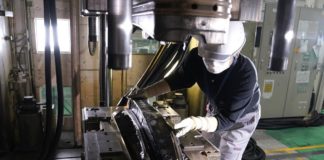 Innovazione Nissan nella produzionei parti fibra carbonio