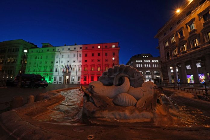 PALAZZI ROMANI ILLUMINATI CON IL TRICOLORE