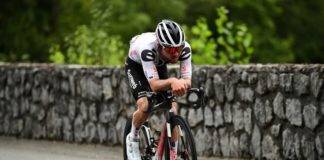 Hirschi vince la 12^ tappa del Tour, Roglic sempre in giallo