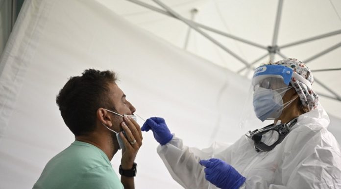 Coronavirus, in Sardegna test per chi sbarca e mascherine h24