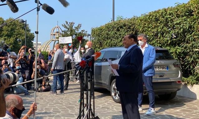 Berlusconi dimesso dal San Raffaele “Anche stavolta l’ho scampata”