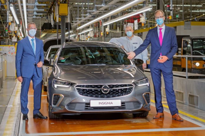 SORP des neuen Opel Insignia , Opel Vorstandsvorsitzender Michael Lohscheller, Rüsselsheims Oberbürgermeister Bausch präsentieren, das facegeliftete Modell im Opel Werk Rüsselsheim