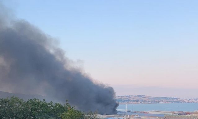 Vasto incendio al porto di Ancona, scuole restano chiuse