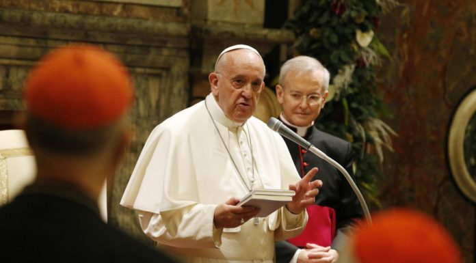 Papa “Un martire il prete ucciso a Como”